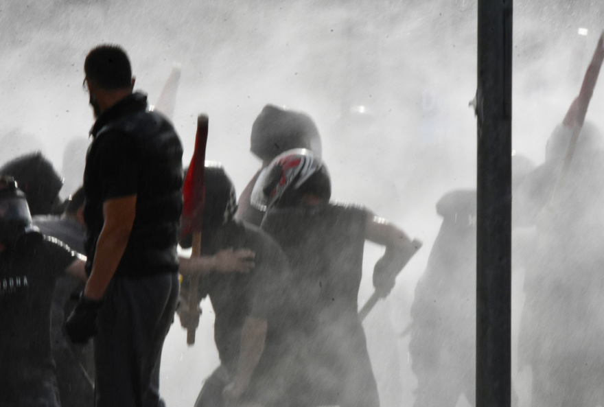 Επεισόδια έξω από την ισραηλινή πρεσβεία: Τρεις συλλήψεις, δύο αστυνομικοί τραυματίστηκαν - Φωτογραφίες και βίντεο