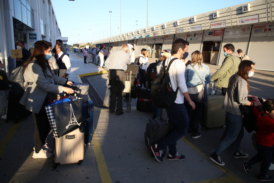 Άνοιγμα τουρισμού: Δεκάδες πτήσεις έφτασαν σήμερα στα νησιά - Γέμισαν τα σοκάκια της Μυκόνου από επισκέπτες