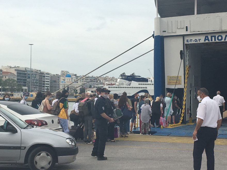 Άρση lockdown: Πρώτο Σάββατο «ελευθερίας» με ψώνια, βόλτες και «αποδράσεις» από τις πόλεις (Φωτογραφίες, βίντεο)