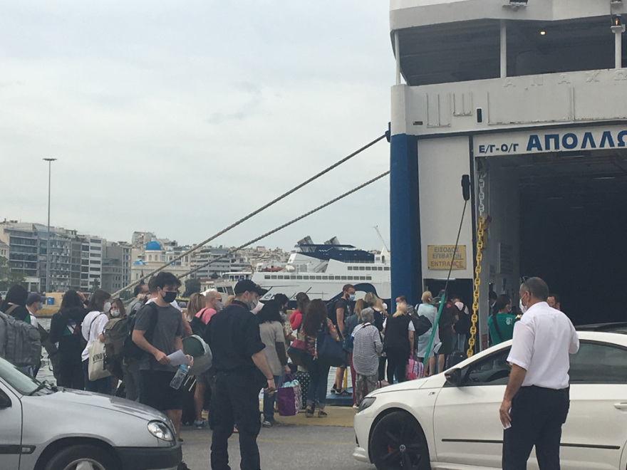 Άρση lockdown: Πρώτο Σάββατο «ελευθερίας» με ψώνια, βόλτες και «αποδράσεις» από τις πόλεις (Φωτογραφίες, βίντεο)