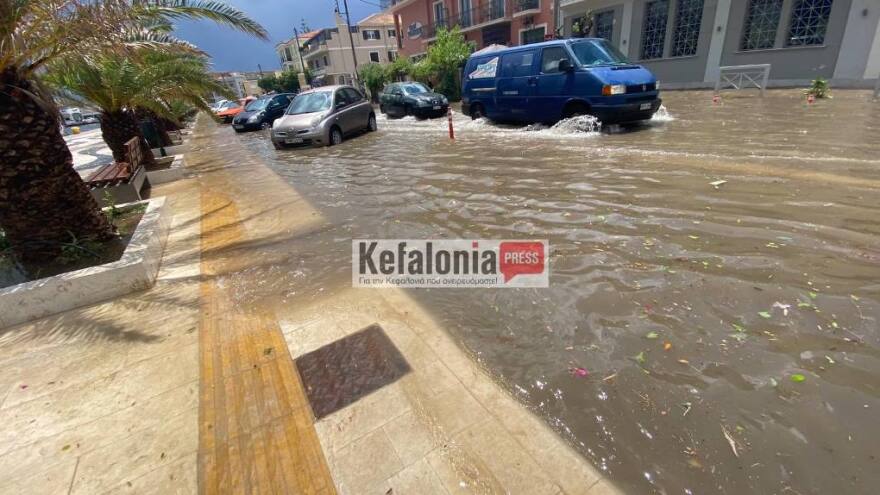 Κακοκαιρία, Κεφαλονιά: Ισχυρή καταιγίδα έπληξε το Αργοστόλι, έπεσε μέχρι και χαλάζι - Δείτε βίντεο και φωτογραφίες