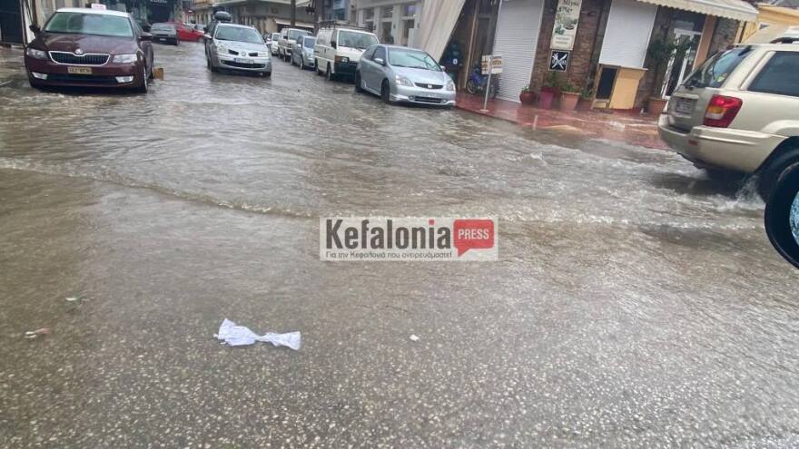 Κακοκαιρία, Κεφαλονιά: Ισχυρή καταιγίδα έπληξε το Αργοστόλι, έπεσε μέχρι και χαλάζι - Δείτε βίντεο και φωτογραφίες