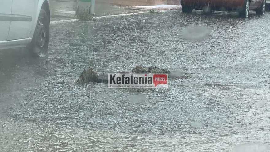 Κακοκαιρία, Κεφαλονιά: Ισχυρή καταιγίδα έπληξε το Αργοστόλι, έπεσε μέχρι και χαλάζι - Δείτε βίντεο και φωτογραφίες