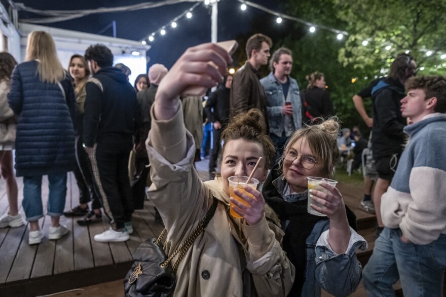 Κορωνοϊός - Πολωνία: Τα μπαρ γιόρτασαν την επαναλειτουργία τους - «Σαν την Πρωτοχρονιά»