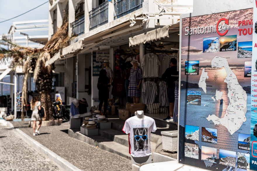 Άνοιγμα τουρισμού: Δεκάδες πτήσεις έφτασαν σήμερα στα νησιά - Γέμισαν τα σοκάκια της Μυκόνου από επισκέπτες