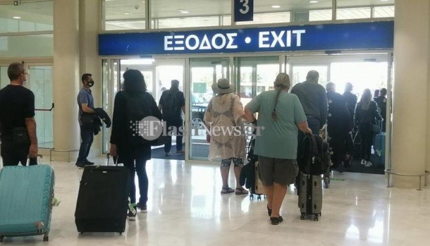 Άνοιγμα τουρισμού: Δεκάδες πτήσεις έφτασαν σήμερα στα νησιά - Γέμισαν τα σοκάκια της Μυκόνου από επισκέπτες