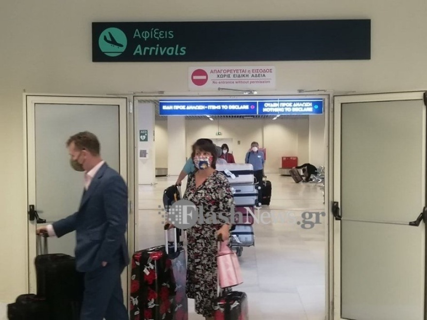 Άνοιγμα τουρισμού: Δεκάδες πτήσεις έφτασαν σήμερα στα νησιά - Γέμισαν τα σοκάκια της Μυκόνου από επισκέπτες