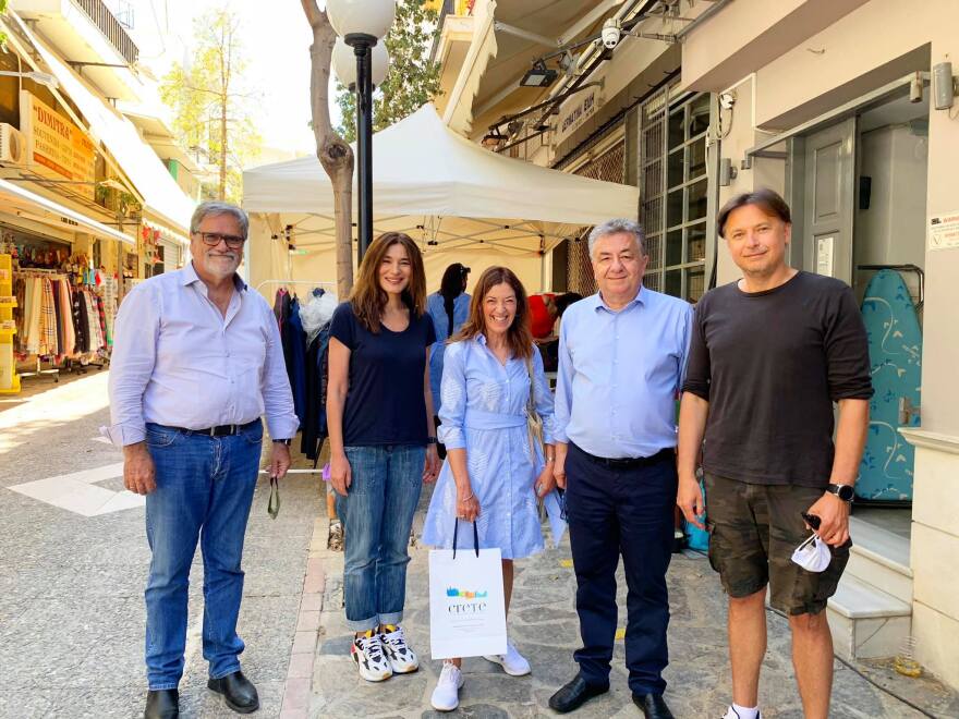 Βικτόρια Χίσλοπ: Στα γυρίσματα της νέας σειράς της ΕΡΤ στον Άγιο Νικόλαο η συγγραφέας του «Νησιού» (Φωτογραφίες)