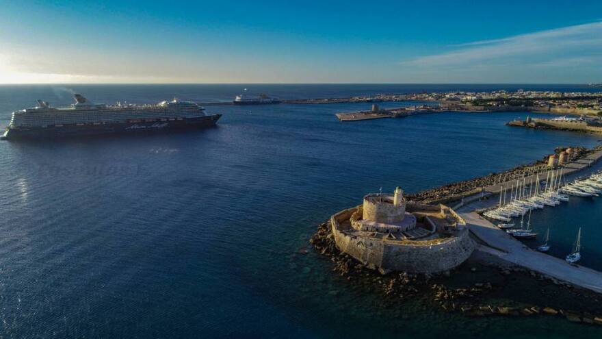 Τουρισμός: Σχέδιο για βαθύ «λίφτινγκ» σε Μύκονο και Σαντορίνη - Στα όριά τους οι υποδομές στα δύο νησιά