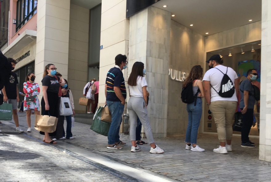 Άρση lockdown: Με βουτιές στις παραλίες, ψώνια και βόλτες η πρώτη Κυριακή της «ελευθερίας»