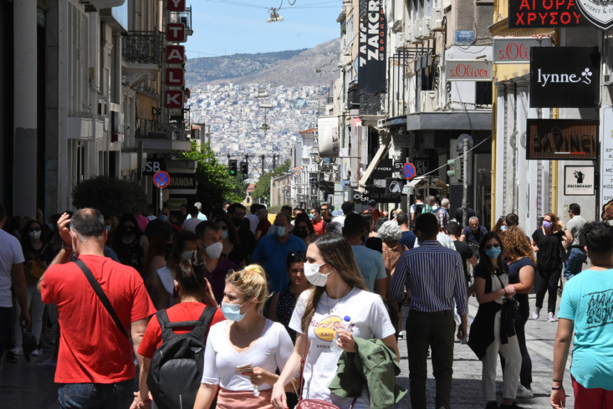 Άρση lockdown: Με βουτιές στις παραλίες, ψώνια και βόλτες η πρώτη Κυριακή της «ελευθερίας»