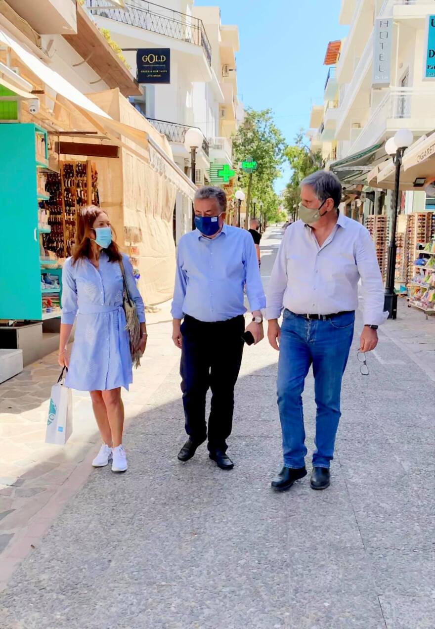 Βικτόρια Χίσλοπ: Στα γυρίσματα της νέας σειράς της ΕΡΤ στον Άγιο Νικόλαο η συγγραφέας του «Νησιού» (Φωτογραφίες)