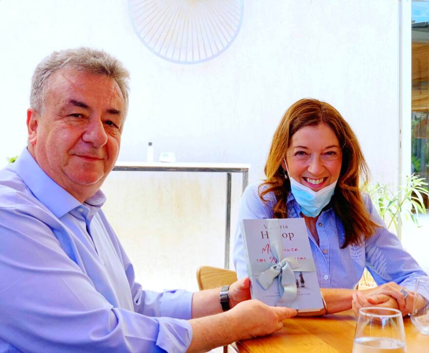 Βικτόρια Χίσλοπ: Στα γυρίσματα της νέας σειράς της ΕΡΤ στον Άγιο Νικόλαο η συγγραφέας του «Νησιού» (Φωτογραφίες)