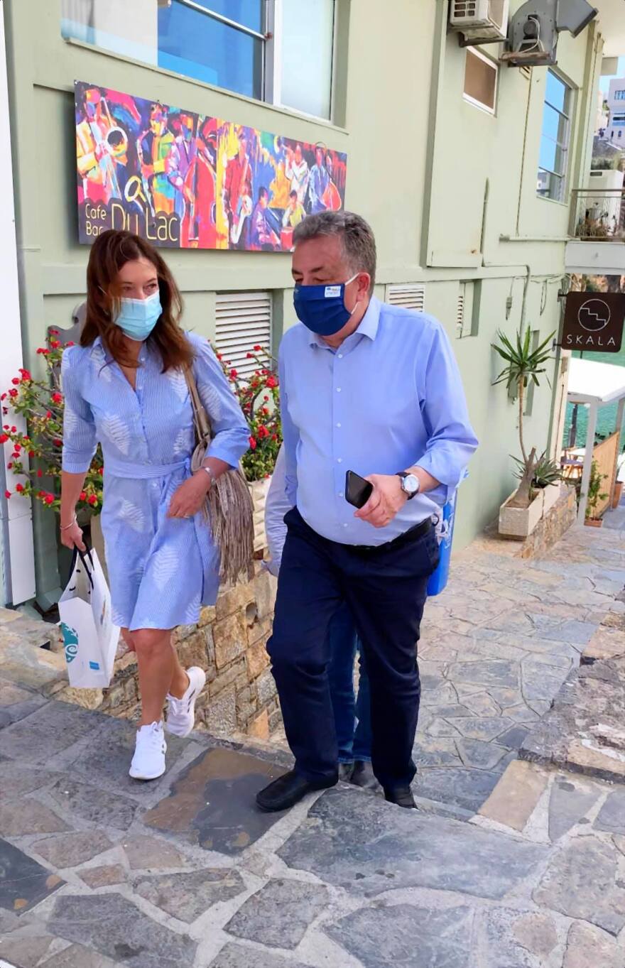 Βικτόρια Χίσλοπ: Στα γυρίσματα της νέας σειράς της ΕΡΤ στον Άγιο Νικόλαο η συγγραφέας του «Νησιού» (Φωτογραφίες)