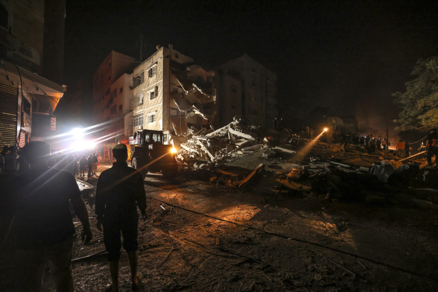 Μεσανατολικό: Έβδομη νύχτα βομβαρδισμών στη Γάζα - Οργή για το «χτύπημα» σε Associated Press και Al Jazeera