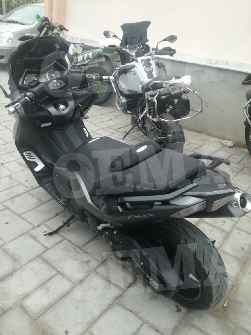 Έφοδος της ΟΠΚΕ σε αποθήκη με κλεμμένες μηχανές στο Μενιδι - Ανάμεσά τους η BMW του Τζώνυ Καλημέρη