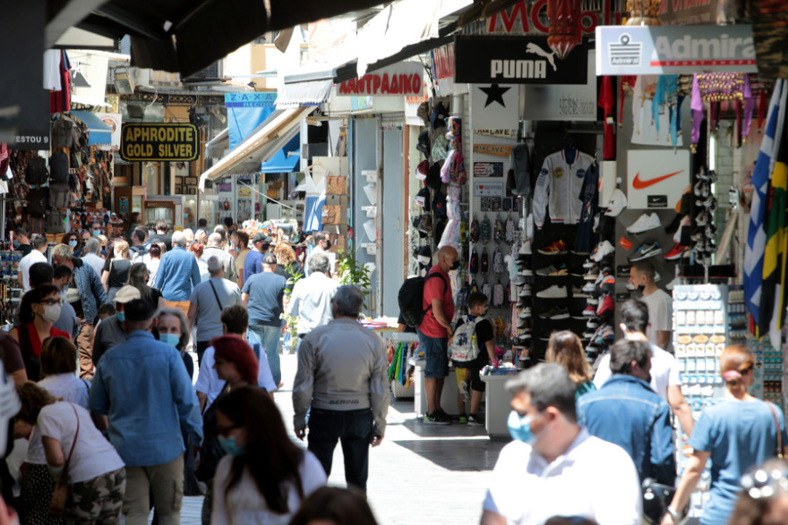 Άρση lockdown: Με βουτιές στις παραλίες, ψώνια και βόλτες η πρώτη Κυριακή της «ελευθερίας»