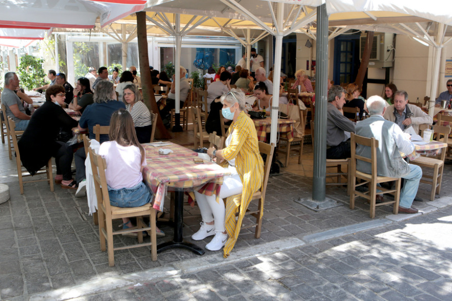 Άρση lockdown: Με βουτιές στις παραλίες, ψώνια και βόλτες η πρώτη Κυριακή της «ελευθερίας»