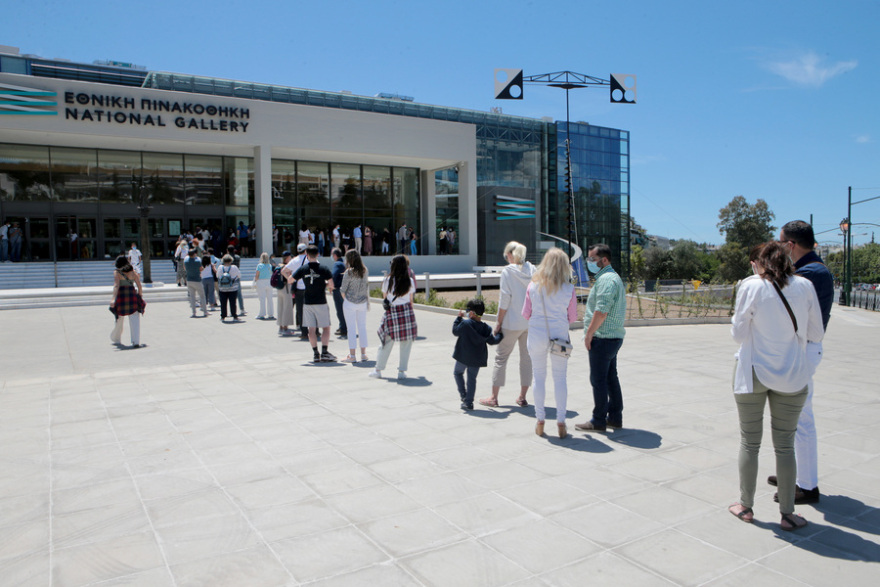 Άρση lockdown: Με βουτιές στις παραλίες, ψώνια και βόλτες η πρώτη Κυριακή της «ελευθερίας»