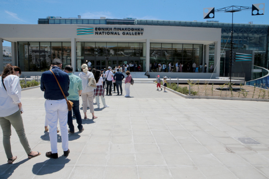 Άρση lockdown: Με βουτιές στις παραλίες, ψώνια και βόλτες η πρώτη Κυριακή της «ελευθερίας»