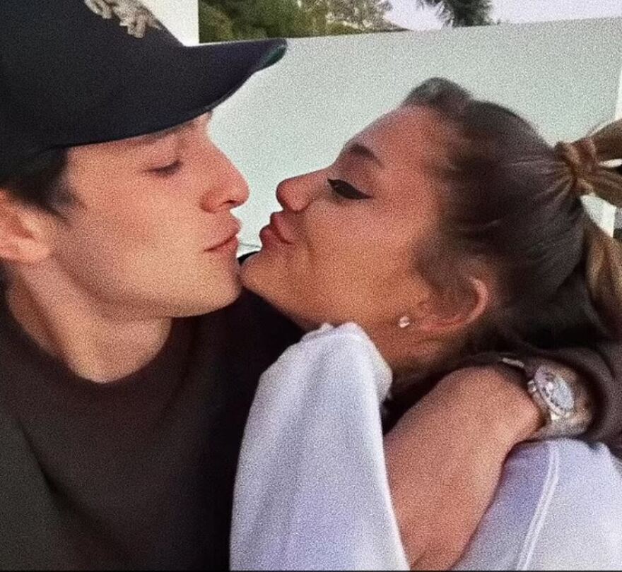 «Βόμβα» στη σόουμπιζ - Η Ariana Grande παντρεύτηκε με μυστικό γάμο στο Μοντεσίτο της Καλιφόρνιας!