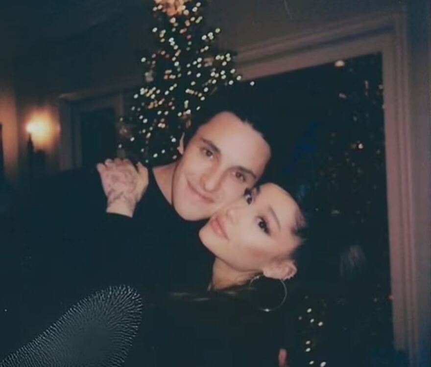 «Βόμβα» στη σόουμπιζ - Η Ariana Grande παντρεύτηκε με μυστικό γάμο στο Μοντεσίτο της Καλιφόρνιας!