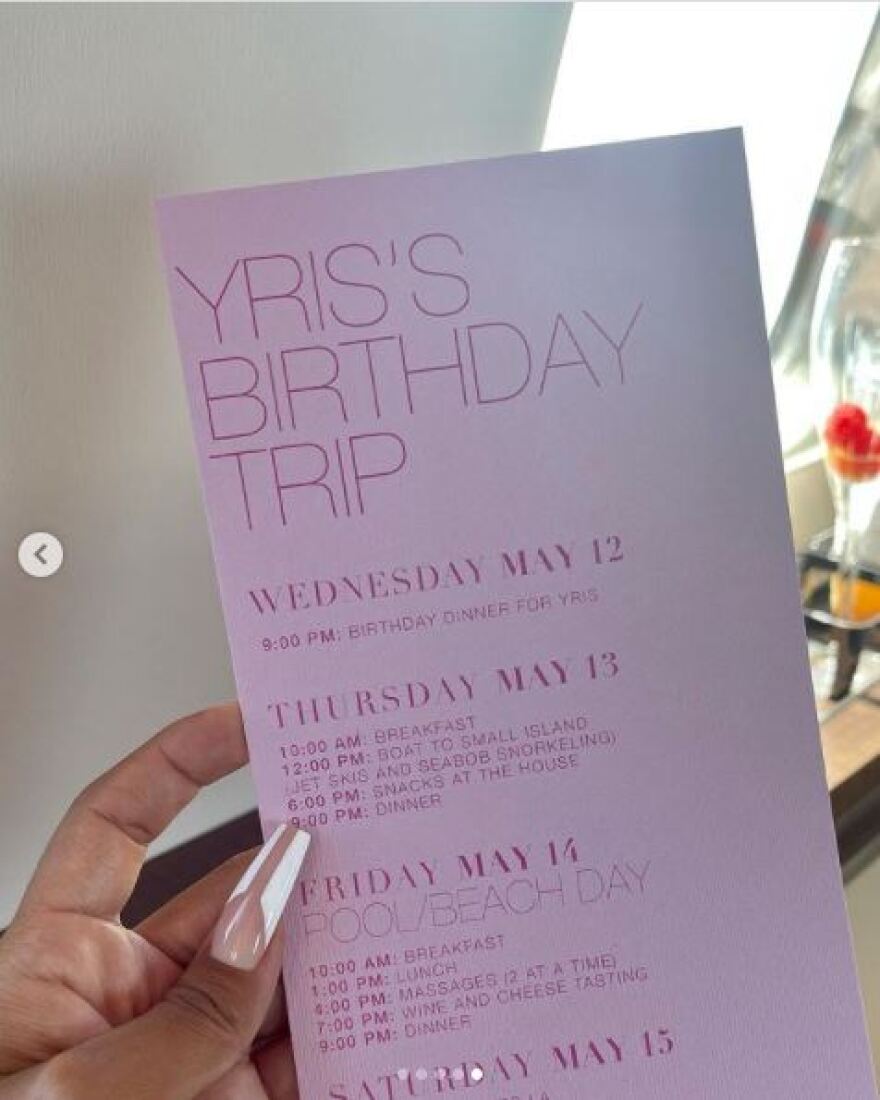 Κάιλι Τζένερ: Έτοιμο να «εκραγεί» το ντεκολτέ της στη νέα της εμφάνιση - Δείτε φωτογραφίες