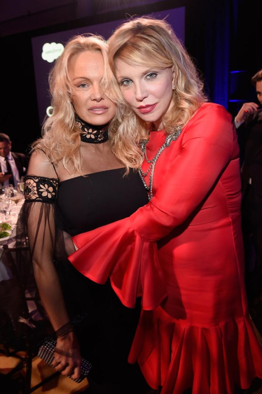 Η Κόρτνεϊ Λαβ καταγγέλλει την κυκλοφορία του «Pam & Tommy» - «Ντροπή στη Λίλι Τζέιμς»