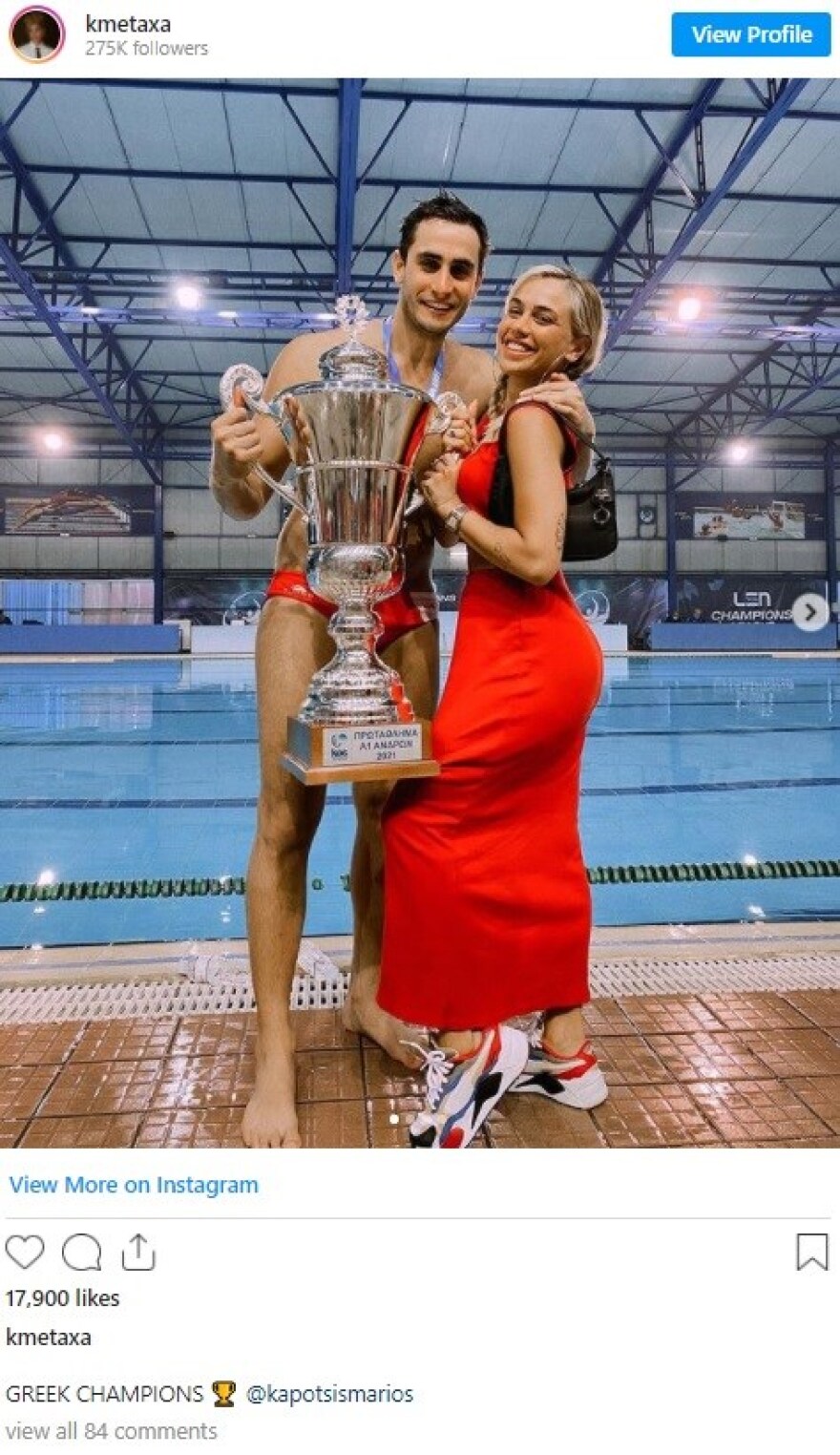 Κόνι Μεταξά: Ποζάρει στην αγκαλιά του Μάριου Καπότση και πανηγυρίζει το κύπελλο στο πόλο   