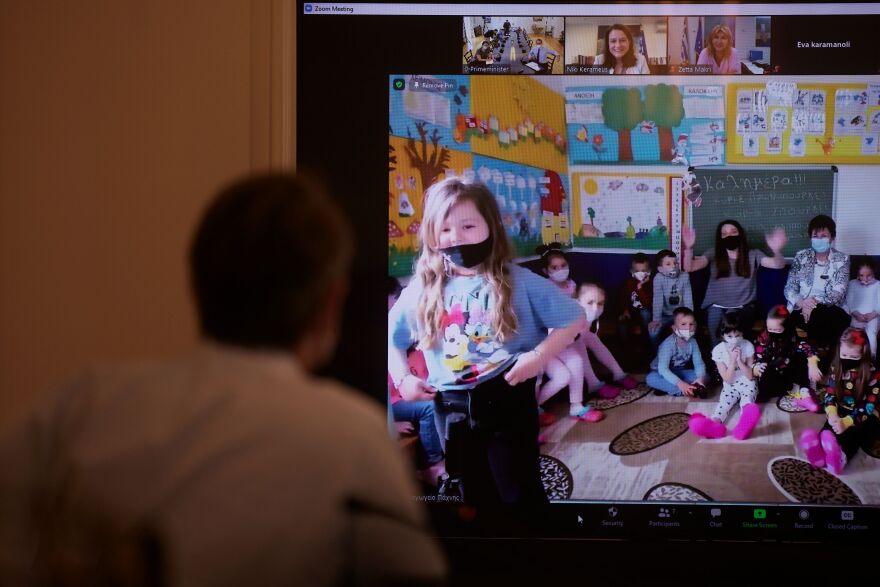 Μητσοτάκης με μαθητές του νηπιαγωγείου Πάχνης: Ίσες ευκαιρίες σε όλα τα ελληνόπουλα ανεξαρτήτως θρησκείας