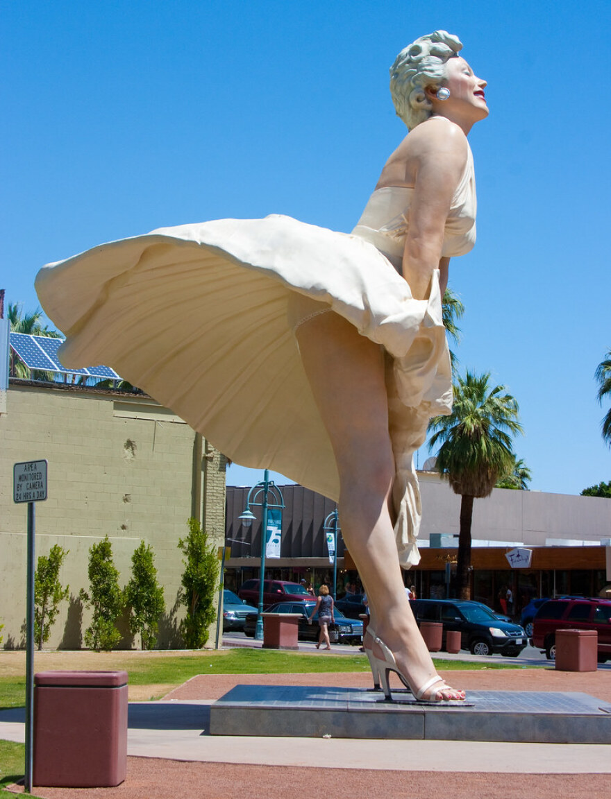 Μέριλιν Μονρόε: Σάλος με το πελώριο άγαλμά της στο Παλμ Σπρινγκς - Γιατί «προσβάλλει» όσους το βλέπουν