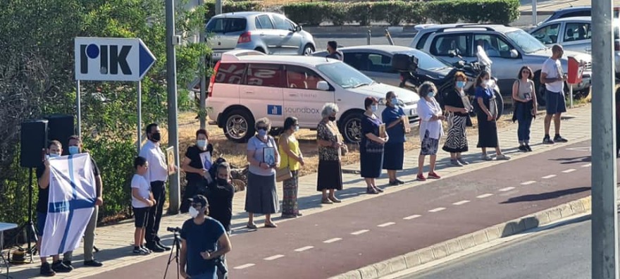 Κύπρος: Με πανό, εικόνες και προσευχές ξορκίζουν το «El Diablo» έξω από το ΡΙΚ - Βίντεο και φωτογραφίες 