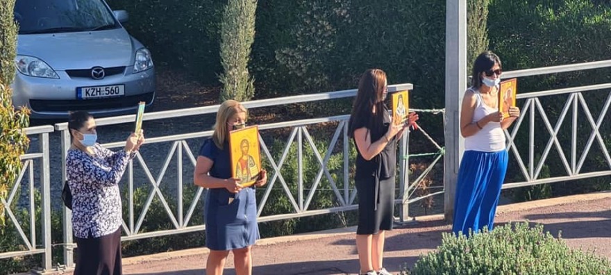 Κύπρος: Με πανό, εικόνες και προσευχές ξορκίζουν το «El Diablo» έξω από το ΡΙΚ - Βίντεο και φωτογραφίες 