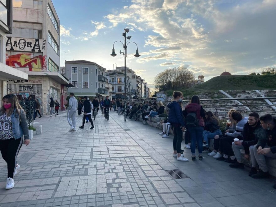 Λάρισα: Επιμένουν με τον… καφέ στο χέρι – Η συνήθεια της καραντίνας