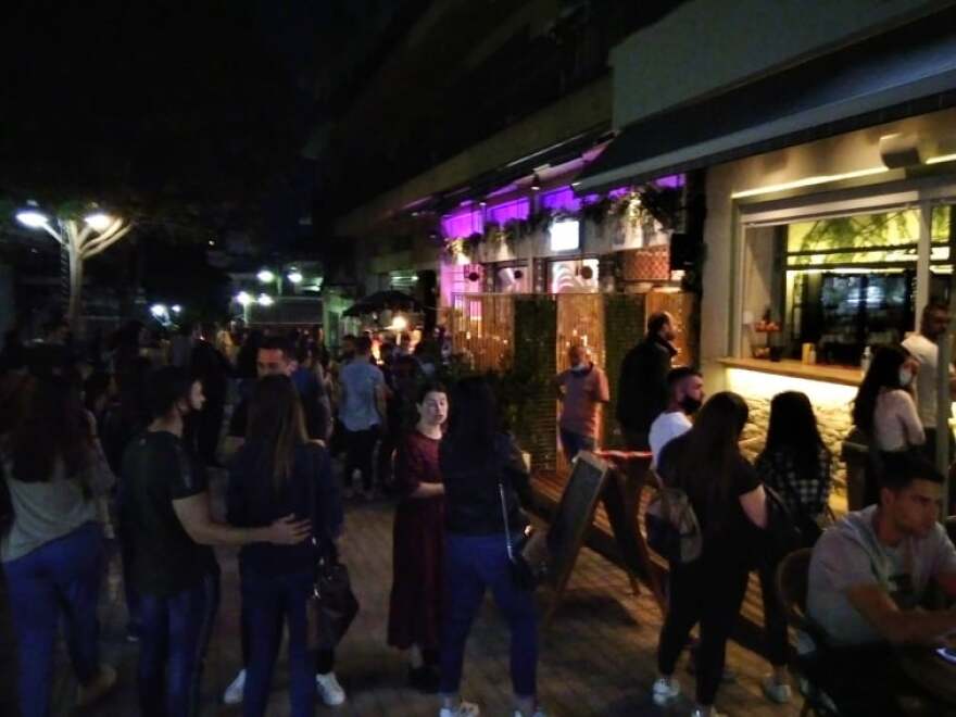 Λάρισα: Επιμένουν με τον… καφέ στο χέρι – Η συνήθεια της καραντίνας