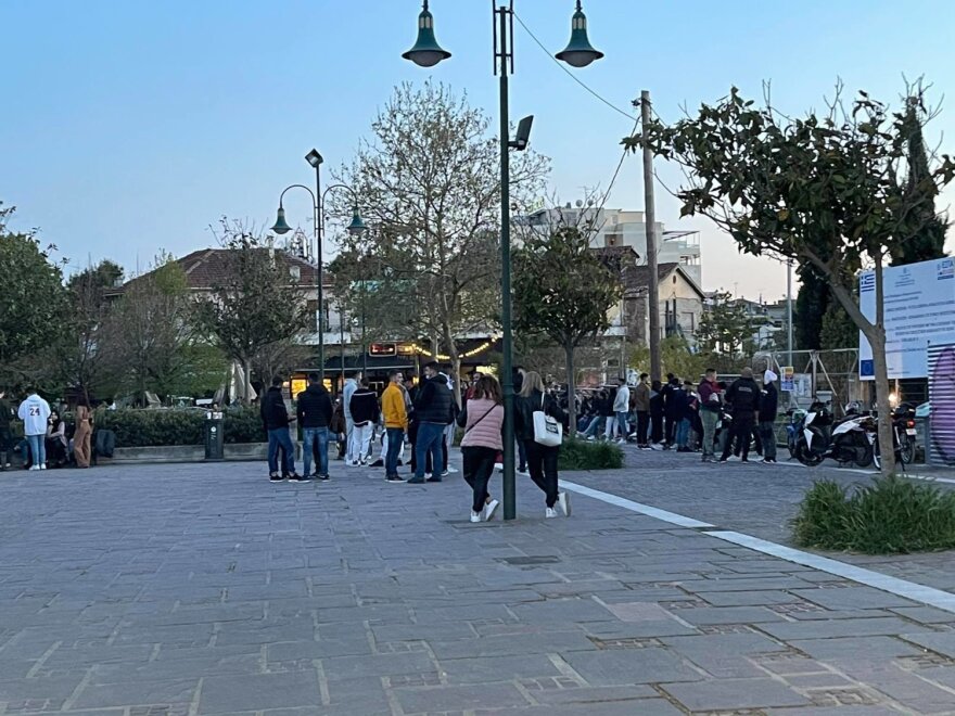 Λάρισα: Επιμένουν με τον… καφέ στο χέρι – Η συνήθεια της καραντίνας