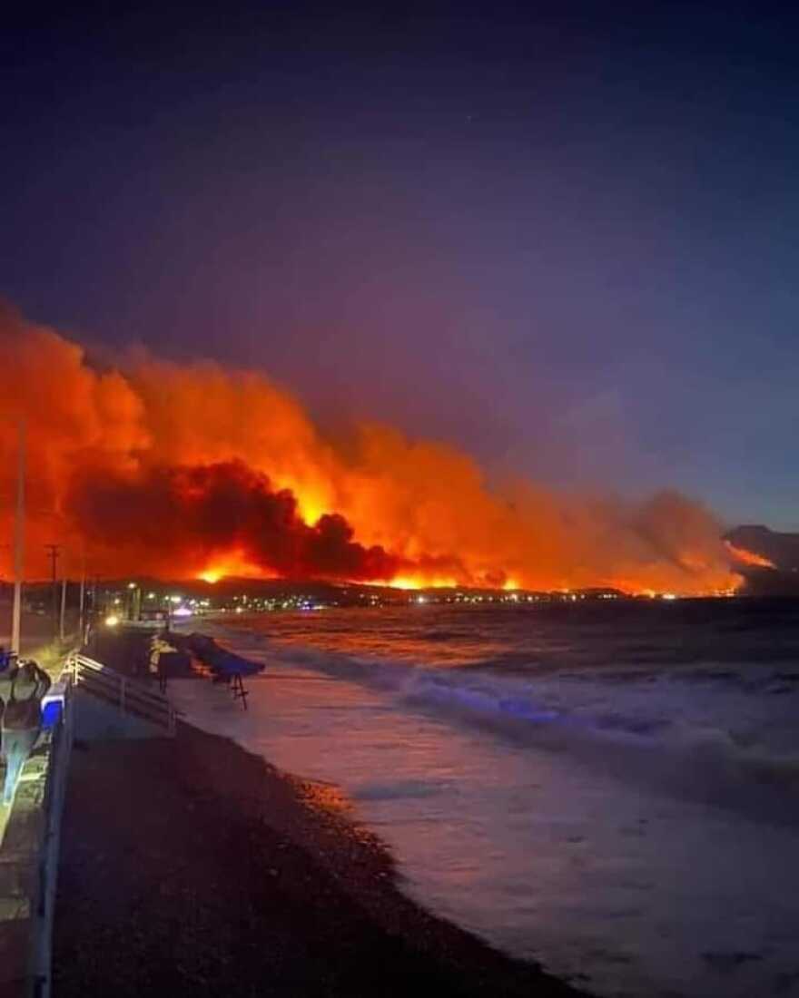 Ασύλληπτη εικόνα από τη φωτιά στην Κορινθία