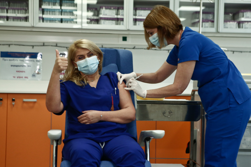 Υποχρεωτικός εμβολιασμός: Πιο κοντά πλέον για τους υγειονομικούς μετά την απόφαση για την ΕΜΑΚ