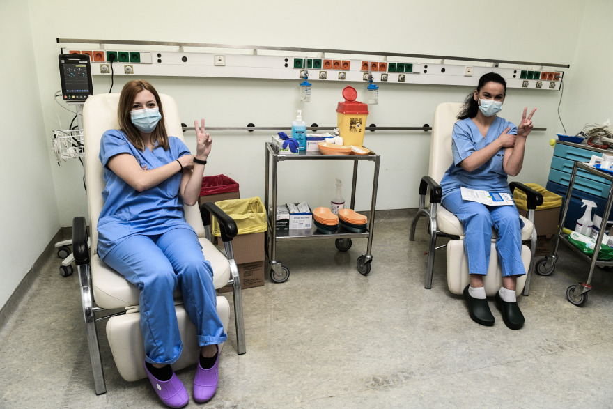 Υποχρεωτικός εμβολιασμός: Πιο κοντά πλέον για τους υγειονομικούς μετά την απόφαση για την ΕΜΑΚ