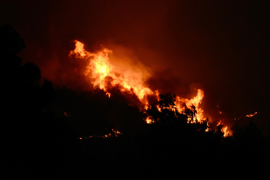 Φωτιά στην Κορινθία: Δεύτερη νύχτα αγωνίας  -  Σε πύρινο κλοιό τα Μέγαρα - Τα ξημερώματα μειώθηκε η ένταση των ανέμων
