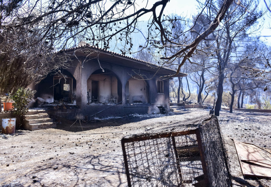 Φωτιά στον Σχίνο Κορινθίας: Εικόνες καταστροφής- Αγωνία λόγω των ισχυρών ανέμων