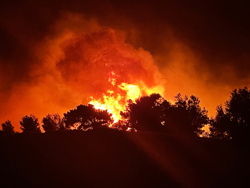 Φωτιά στην Κορινθία: Δεύτερη νύχτα αγωνίας  -  Σε πύρινο κλοιό τα Μέγαρα - Τα ξημερώματα μειώθηκε η ένταση των ανέμων