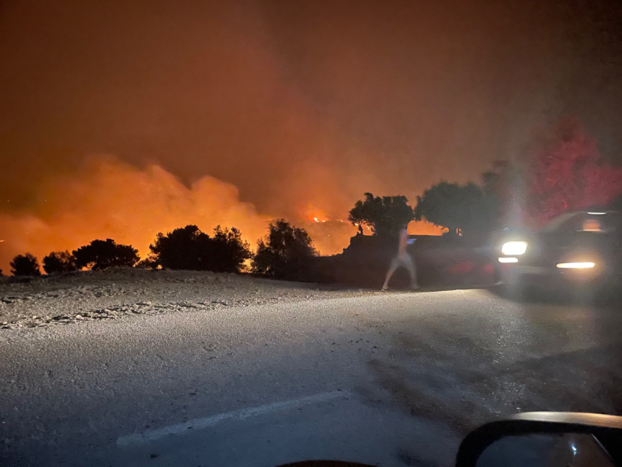 Φωτιά στην Κορινθία: Δεύτερη νύχτα αγωνίας  -  Σε πύρινο κλοιό τα Μέγαρα - Τα ξημερώματα μειώθηκε η ένταση των ανέμων