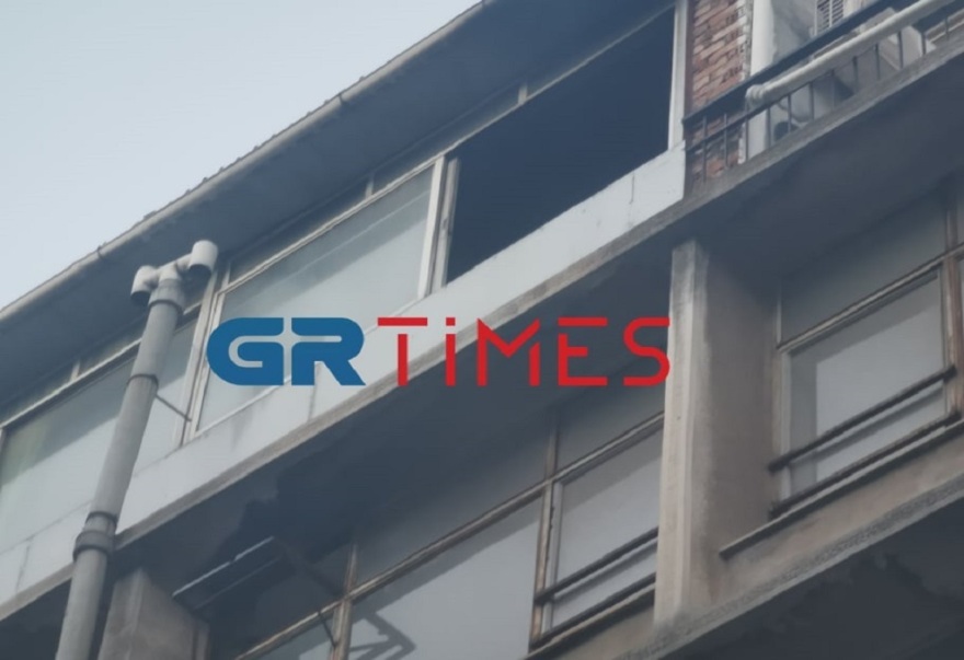 Θεσσαλονίκη: Πυρκαγιά σε διαμέρισμα - Απεγκλωβίστηκαν πέντε άτομα (βίντεο)