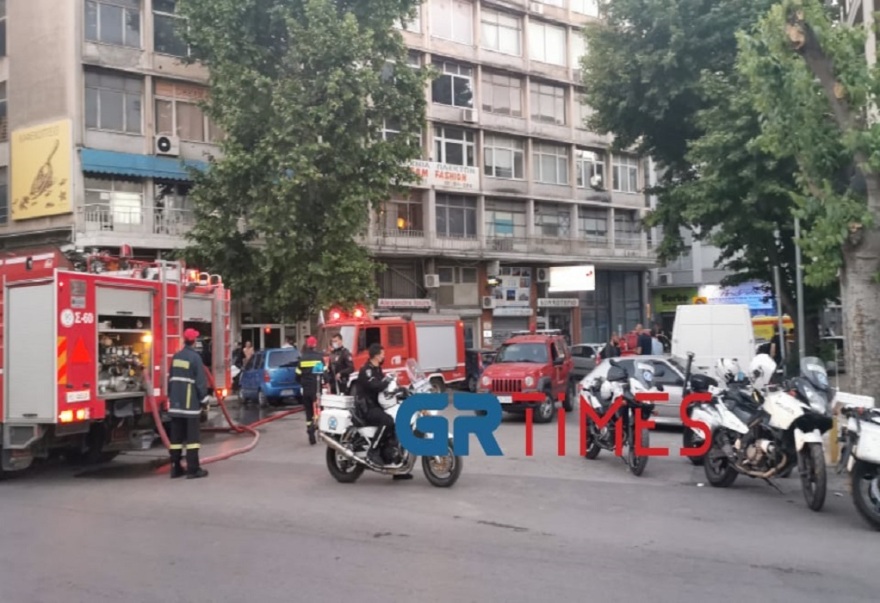 Θεσσαλονίκη: Πυρκαγιά σε διαμέρισμα - Απεγκλωβίστηκαν πέντε άτομα (βίντεο)