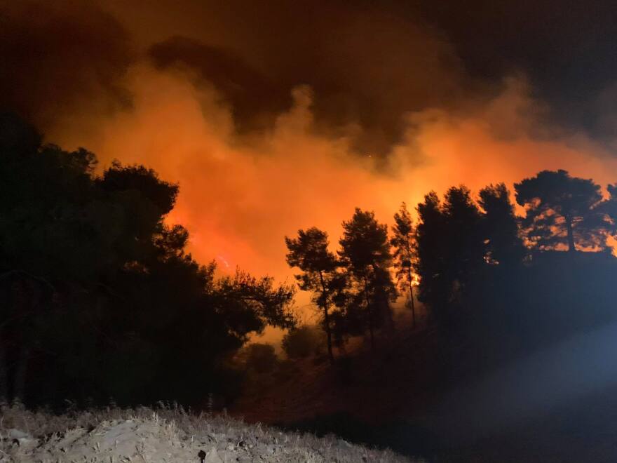 Φωτιά στην Κορινθία: Δεύτερη νύχτα αγωνίας  -  Σε πύρινο κλοιό τα Μέγαρα - Τα ξημερώματα μειώθηκε η ένταση των ανέμων