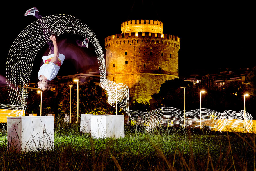 Δημήτρης Κυρσανίδης: Ξενάγηση στα ιστορικά μνημεία της Θεσσαλονίκης με παρκούρ