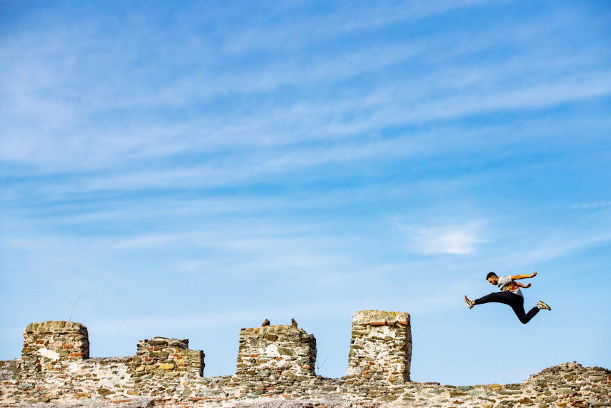 Δημήτρης Κυρσανίδης: Ξενάγηση στα ιστορικά μνημεία της Θεσσαλονίκης με παρκούρ
