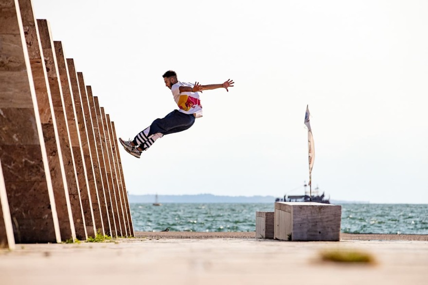 Δημήτρης Κυρσανίδης: Ξενάγηση στα ιστορικά μνημεία της Θεσσαλονίκης με παρκούρ