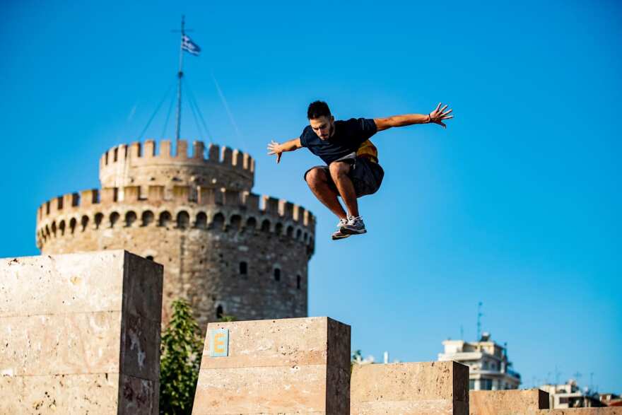 Δημήτρης Κυρσανίδης: Ξενάγηση στα ιστορικά μνημεία της Θεσσαλονίκης με παρκούρ